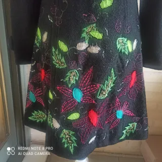 Abrigo Desigual Negro con Bordados