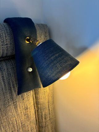 Cabecero + lámpara de cama individual azul y beige