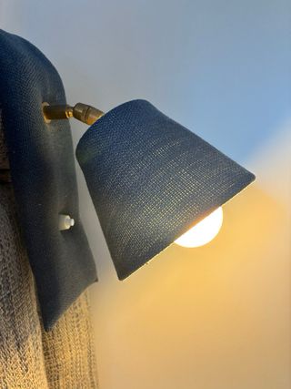 Cabecero + lámpara de cama individual azul y beige