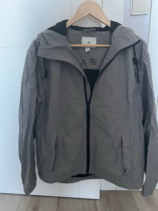 Chubasquero H&M gris repelente al agua