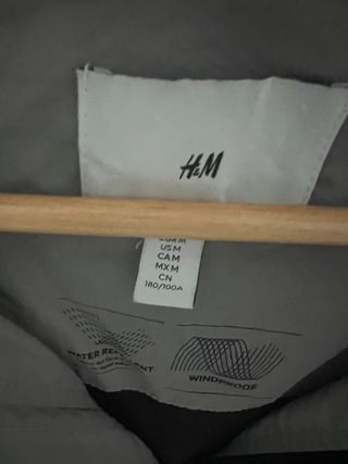 Chubasquero H&M gris repelente al agua