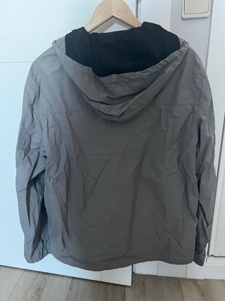 Chubasquero H&M gris repelente al agua