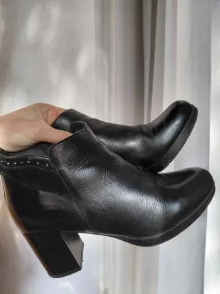 Tronchetti neri con borchie