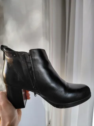 Tronchetti neri con borchie