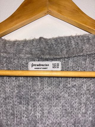 Stradivarius cárdigan con abalorios