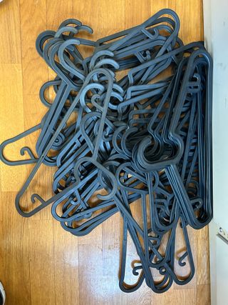 40 Perchas Ikea SPRUTTIG Negras Plástico