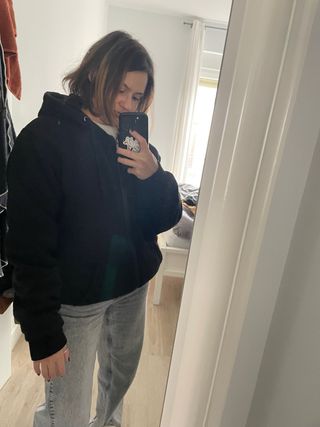 Sudadera negra cómoda y cálida