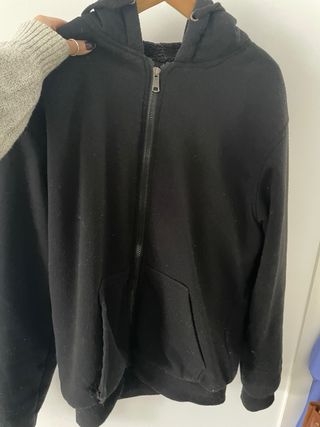 Sudadera negra cómoda y cálida