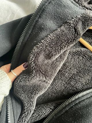 Sudadera negra cómoda y cálida