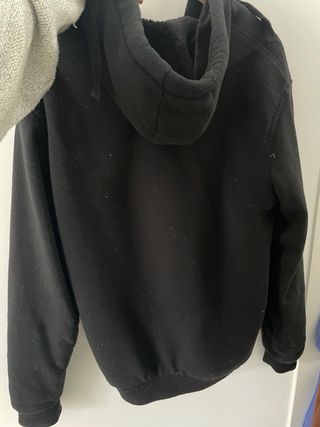 Sudadera negra cómoda y cálida