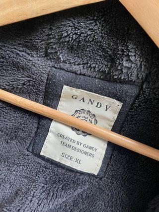 Sudadera negra cómoda y cálida