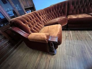 Sofá chaiselongue de terciopelo