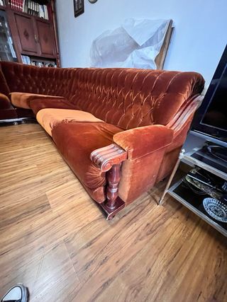 Sofá chaiselongue de terciopelo