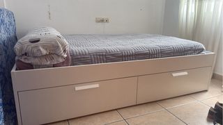 Cama de matrimonio blanca con cajones