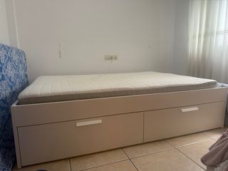 Cama de matrimonio blanca con cajones