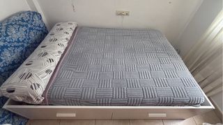 Cama de matrimonio blanca con cajones