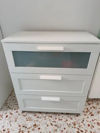 Cajonera blanca con frontal de cristal