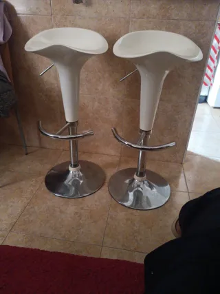 Taburetes de cocina plateados y blancos