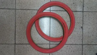 Cubiertas y puños de bicicleta rojos