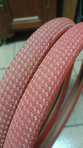 Cubiertas y puños de bicicleta rojos