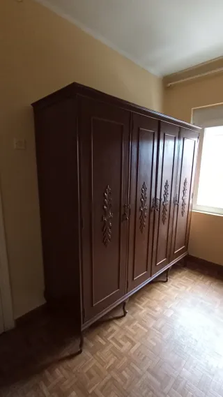 Armario de madera maciza