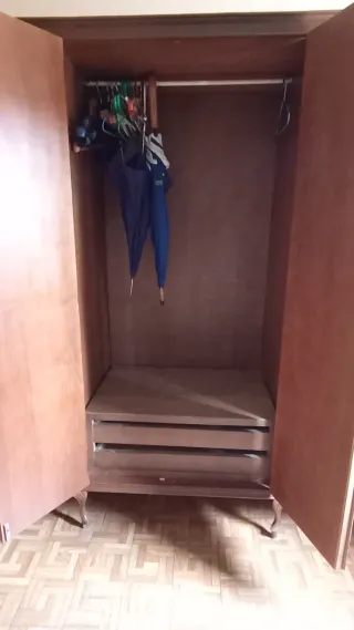 Armario de madera maciza