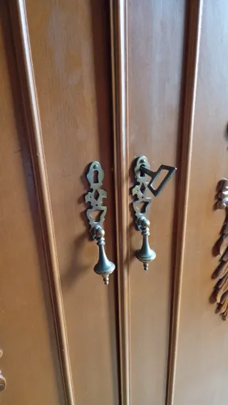 Armario de madera maciza