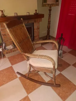 Mecedora de bambú y mimbre