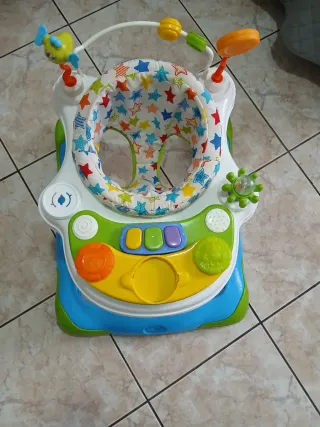 Andador infantil con juguetes