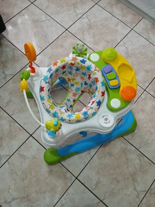 Andador infantil con juguetes