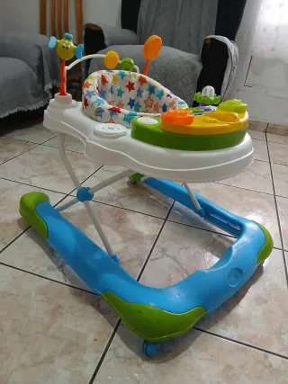 Andador infantil con juguetes