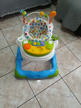 Andador infantil con juguetes
