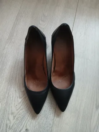 Tacones negros de punta