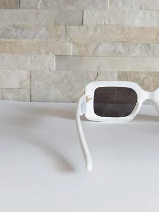 Occhiali da sole bianchi con dettagli oro