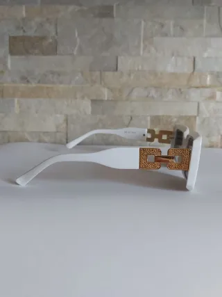 Occhiali da sole bianchi con dettagli oro