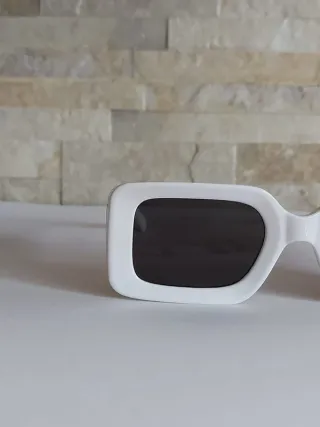 Occhiali da sole bianchi con dettagli oro