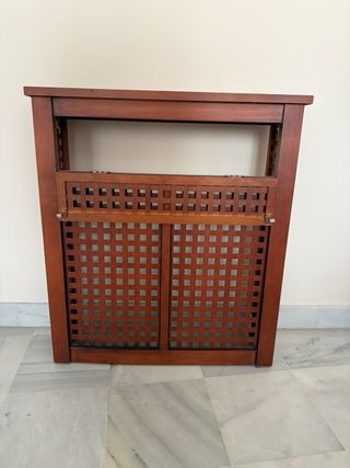 Cubre radiador de madera con diseño de celosía