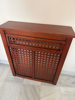 Cubre radiador de madera con diseño de celosía