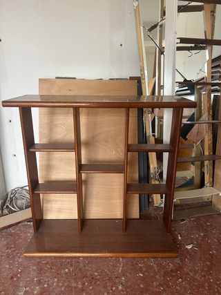 Estantería de madera marrón