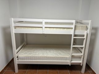 Litera de madera, 3 mesitas de regalo.