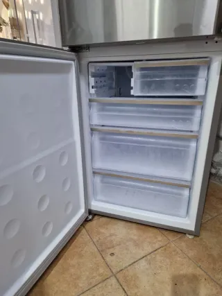 Nevera marca SAMSUNG altura 2 metro ancho 60cm cl.