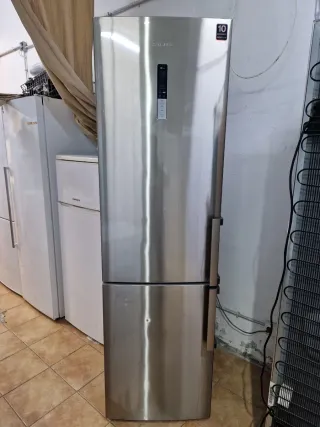 Nevera marca SAMSUNG altura 2 metro ancho 60cm cl.