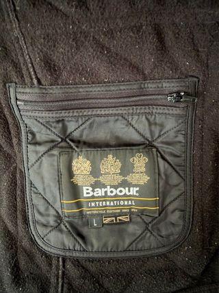 Chaqueta Barbour acolchada negra y verde.