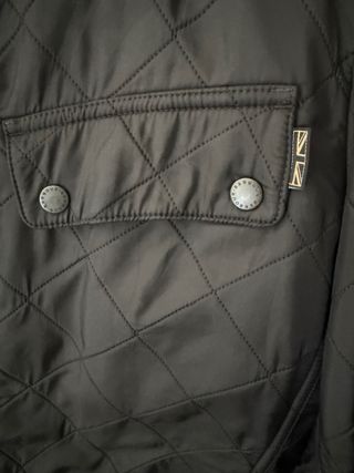 Chaqueta Barbour acolchada negra y verde.