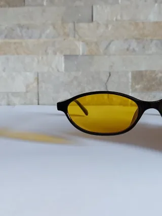 Occhiali da sole neri con lenti gialle