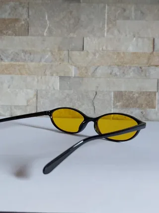 Occhiali da sole neri con lenti gialle