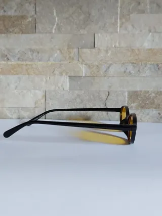 Occhiali da sole neri con lenti gialle