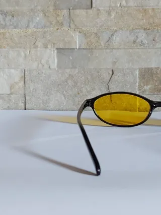 Occhiali da sole neri con lenti gialle