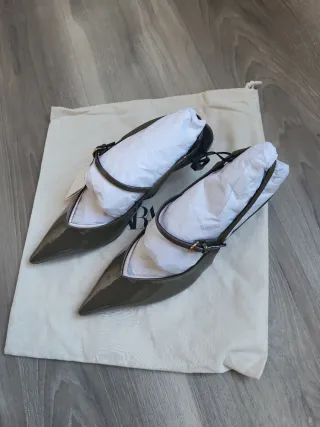 Zapatos slingback verdes con tiras