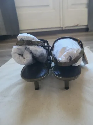 Zapatos slingback verdes con tiras